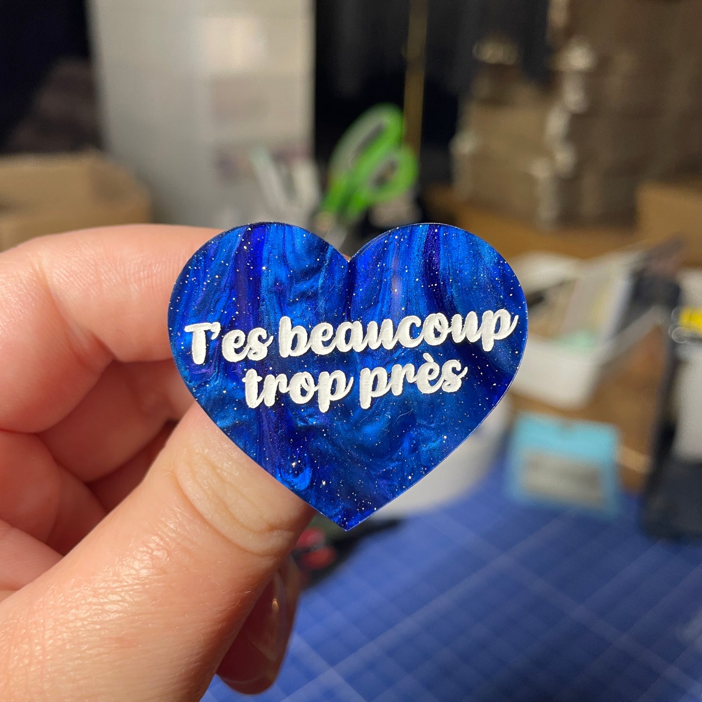 [Contrôle technique] Broche "T'es beaucoup trop près" en acrylique marbrée bleue à paillettes