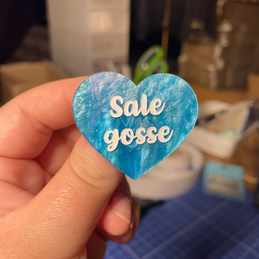 [Contrôle technique] Broche "Sale gosse" en acrylique marbrée bleue à paillettes