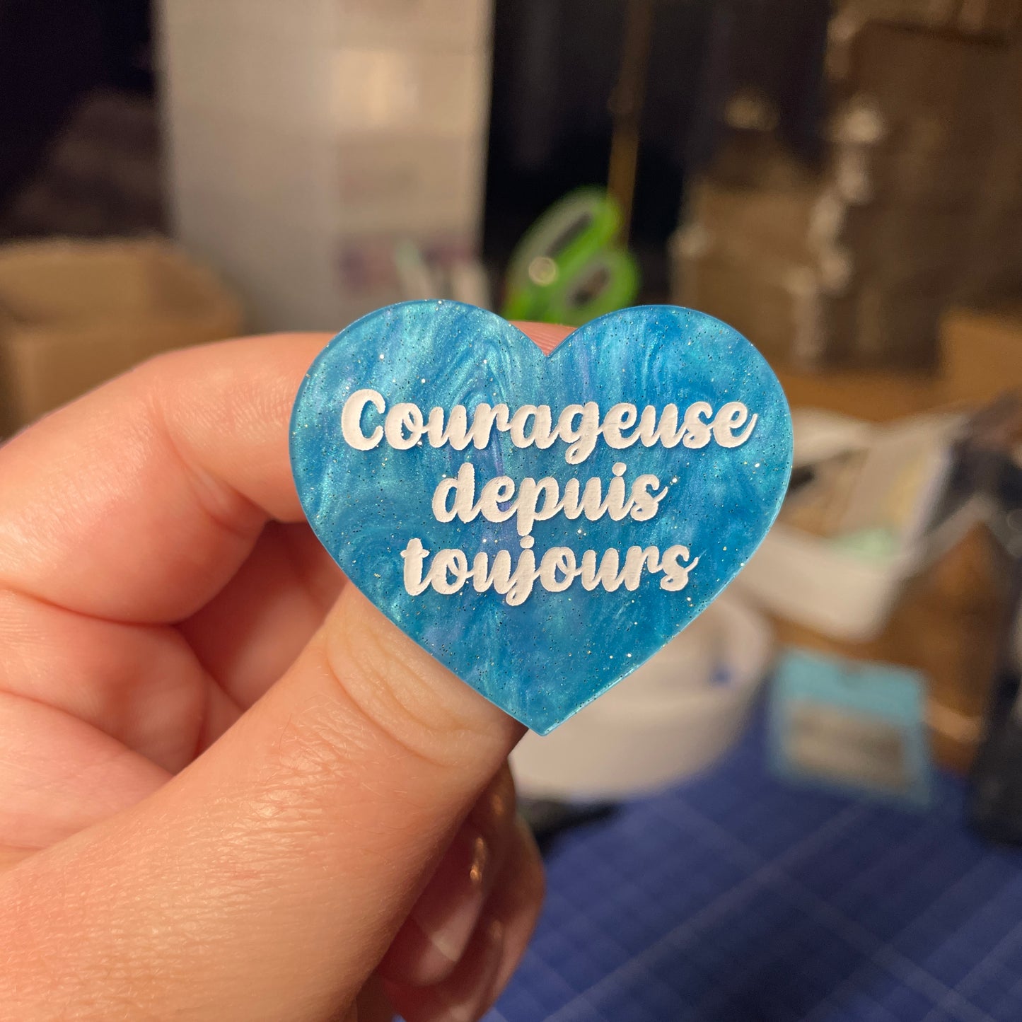 [Contrôle technique] Broche "Courageuse depuis toujours" en acrylique marbrée bleue à paillettes