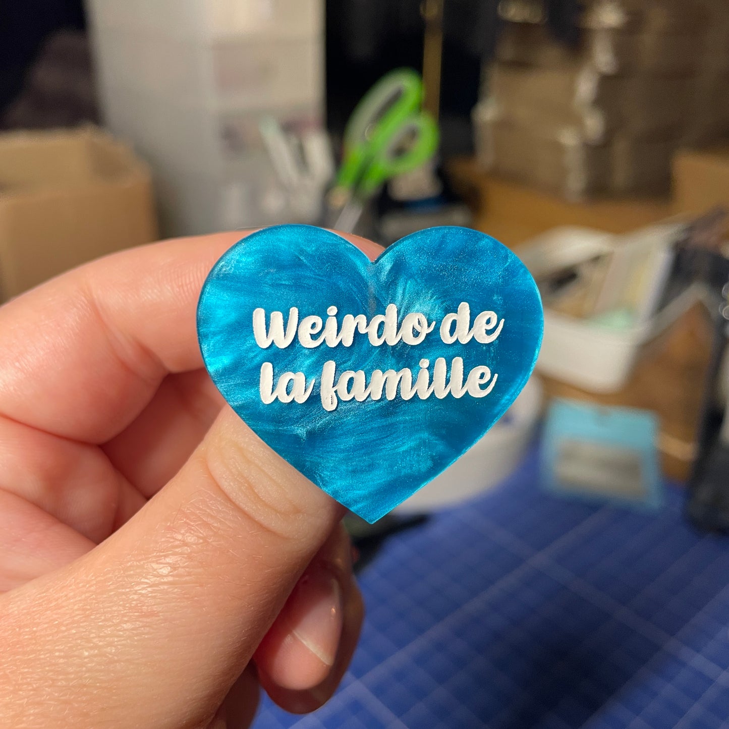 [Contrôle technique] Broche "Weirdo de la famille" en acrylique marbrée bleue