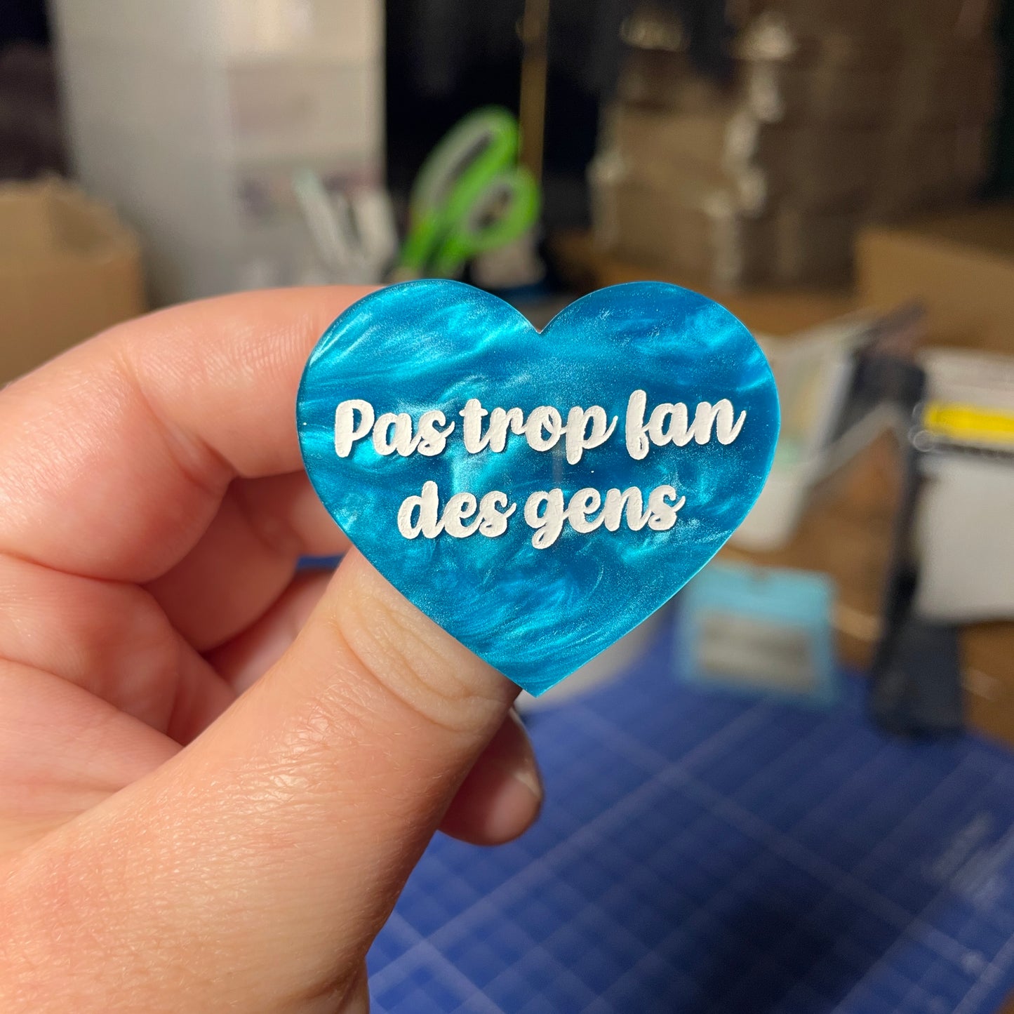 [Contrôle technique] Broche "Pas trop fan des gens" en acrylique marbrée bleue