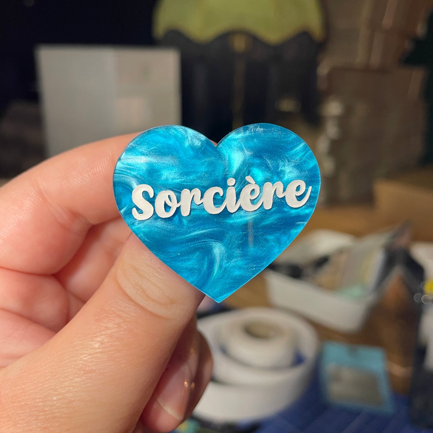[Contrôle technique] Broche "Sorcière" en acrylique marbrée bleue