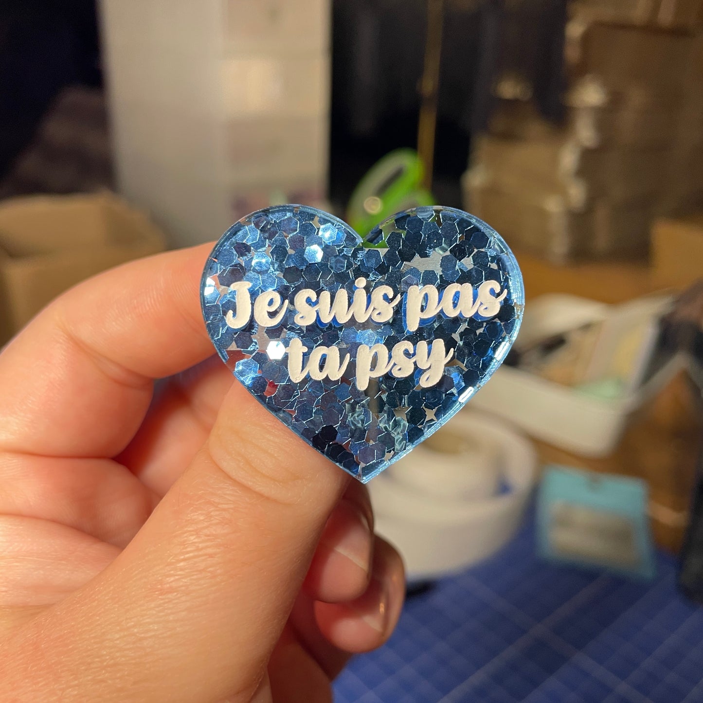 [Contrôle technique] Broche "Je suis pas ta psy" en acrylique transparente avec des confettis bleus