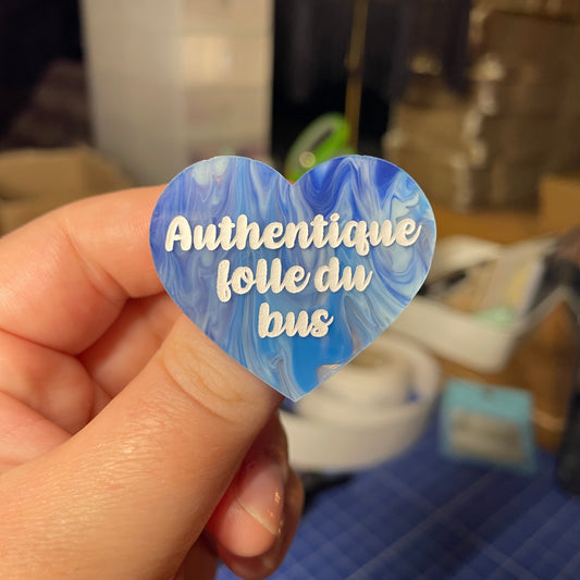 [Contrôle technique] Broche "Authentique folle du bus" en acrylique japonaise transparente marbrée blanche et bleue