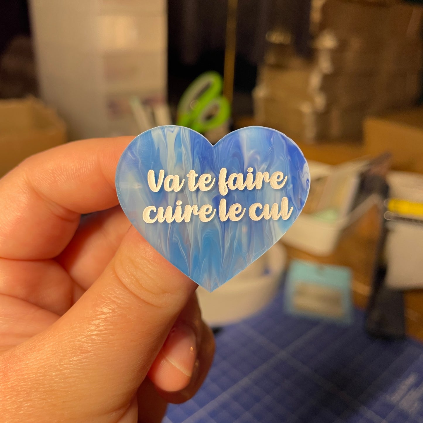 [Contrôle technique] Broche "Va te faire cuire le cul" en acrylique japonaise transparente marbrée blanche et bleue