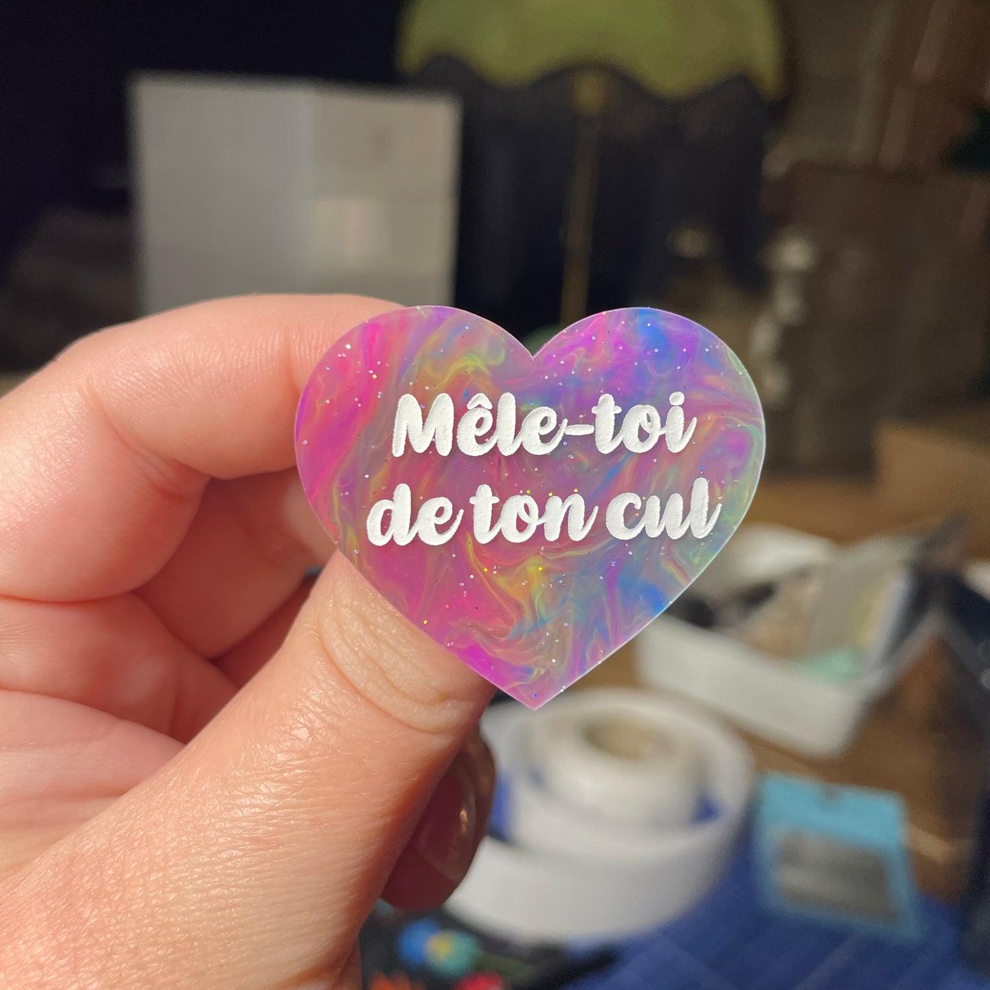 [Contrôle technique] Broche "Mêle-toi de ton cul" en acrylique semi transparente marbrée multicolore