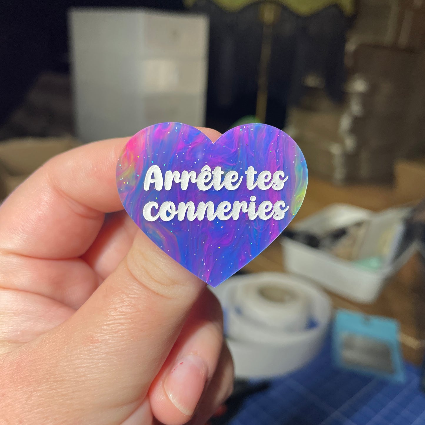 [Contrôle technique] Broche "Arrête tes conneries" en acrylique semi transparente marbrée multicolore