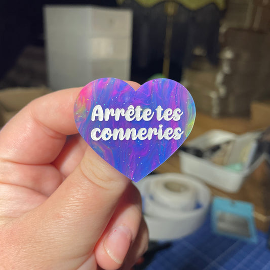 [Contrôle technique] Broche "Arrête tes conneries" en acrylique semi transparente marbrée multicolore