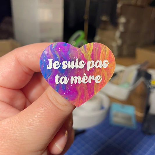 [Contrôle technique] Broche "Je suis pas ta mère" en acrylique semi transparente marbrée multicolore
