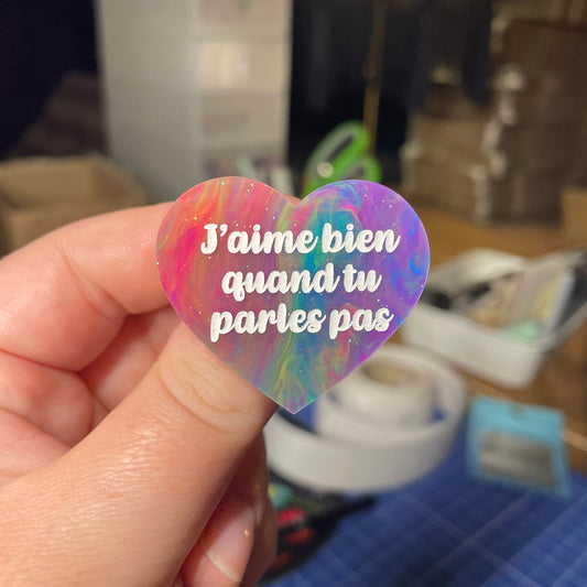 [Contrôle technique] Broche "J'aime bien quand tu parles pas" en acrylique semi transparente marbrée multicolore