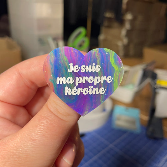 [Contrôle technique] Broche "Je suis ma propre héroïne" en acrylique semi transparente marbrée multicolore