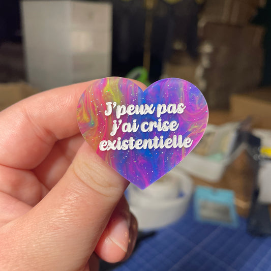 [Contrôle technique] Broche "J'peux pas j'ai crise existentielle" en acrylique semi transparente marbrée multicolore