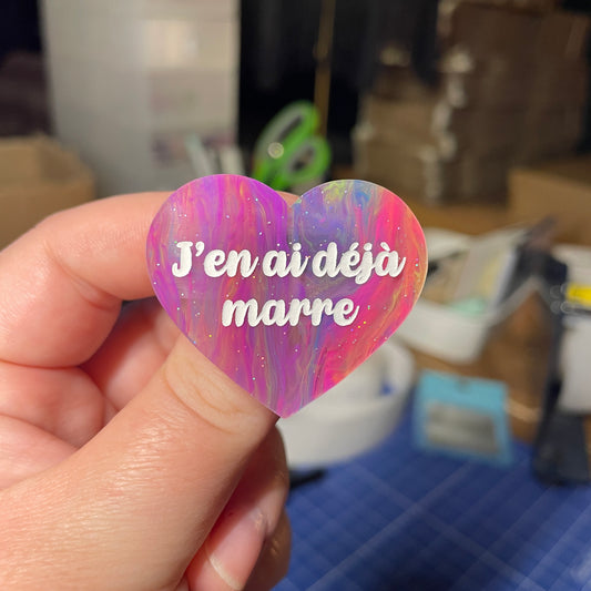 [Contrôle technique] Broche "J'en ai déjà marre" en acrylique semi transparente marbrée multicolore