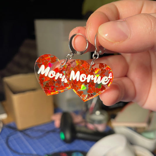 Petites boucles d'oreilles coeurs pendantes "Morue" en acrylique transparente avec des coeurs oranges
