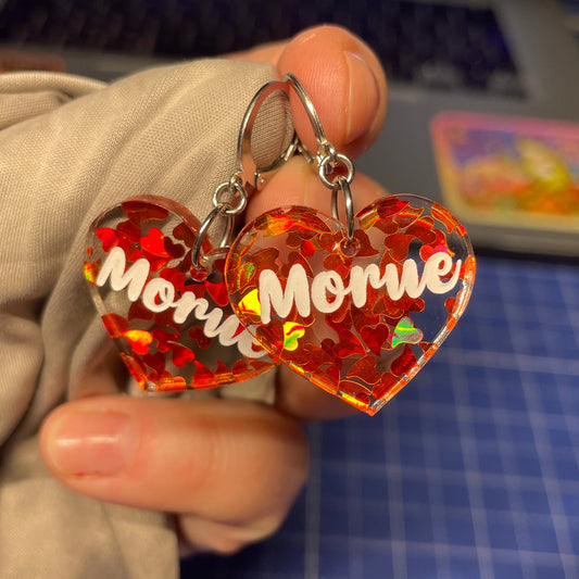 Petites boucles d'oreilles coeurs pendantes "Morue" en acrylique transparente avec des coeurs oranges