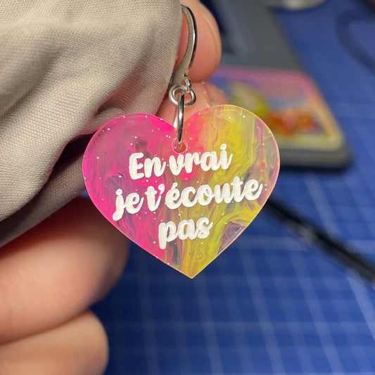 [A l'unité] Petites boucle d'oreille coeur pendante "En vrai je t'écoute pas" en acrylique semi transparente marbrée multicolore