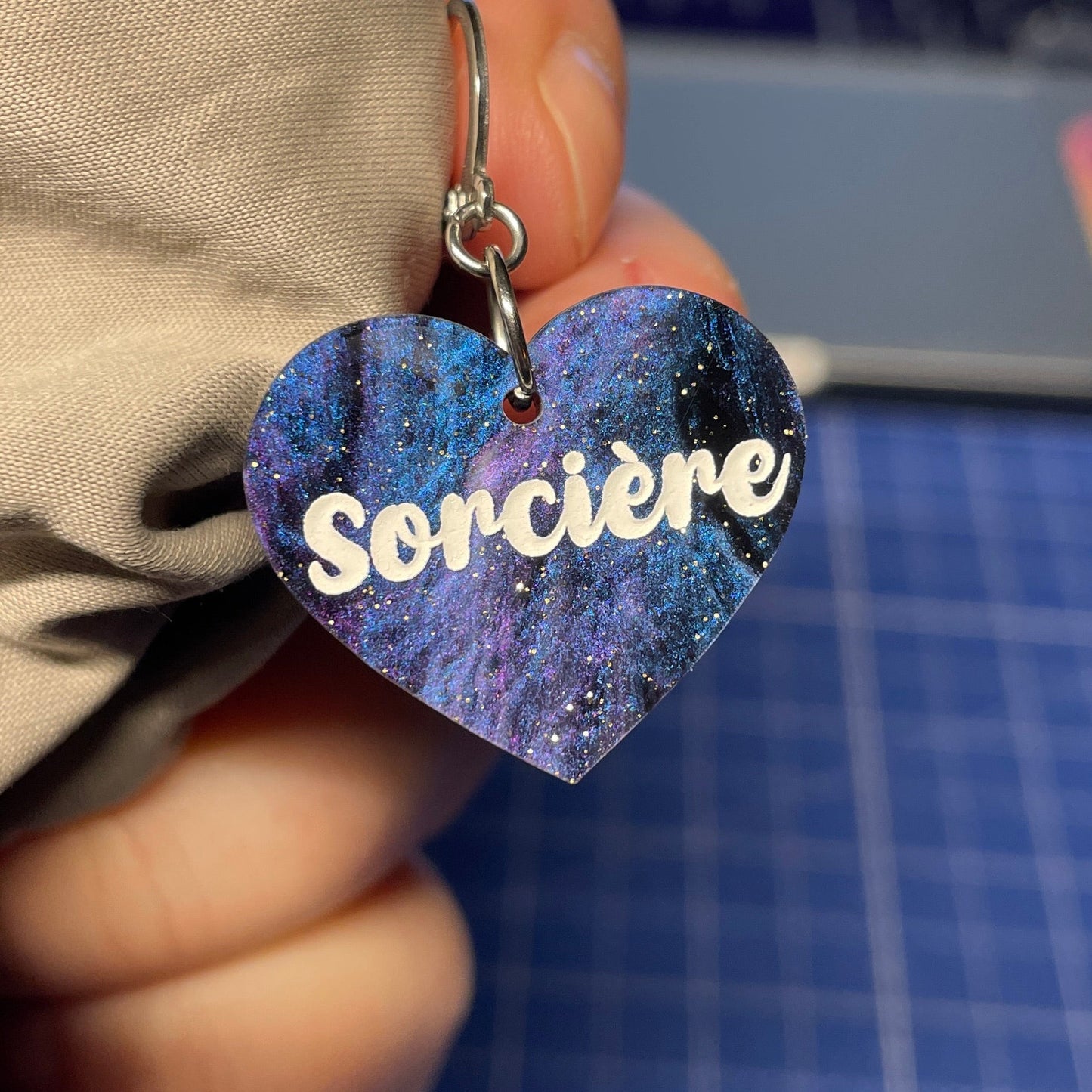 [A l'unité] Petites boucle d'oreille coeur pendante "Sorcière" en acrylique marbrée bleue, noire et violette à paillettes