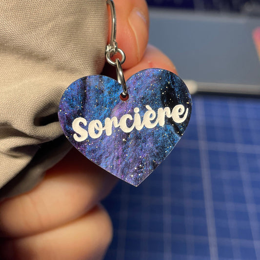 [A l'unité] Petites boucle d'oreille coeur pendante "Sorcière" en acrylique marbrée bleue, noire et violette à paillettes