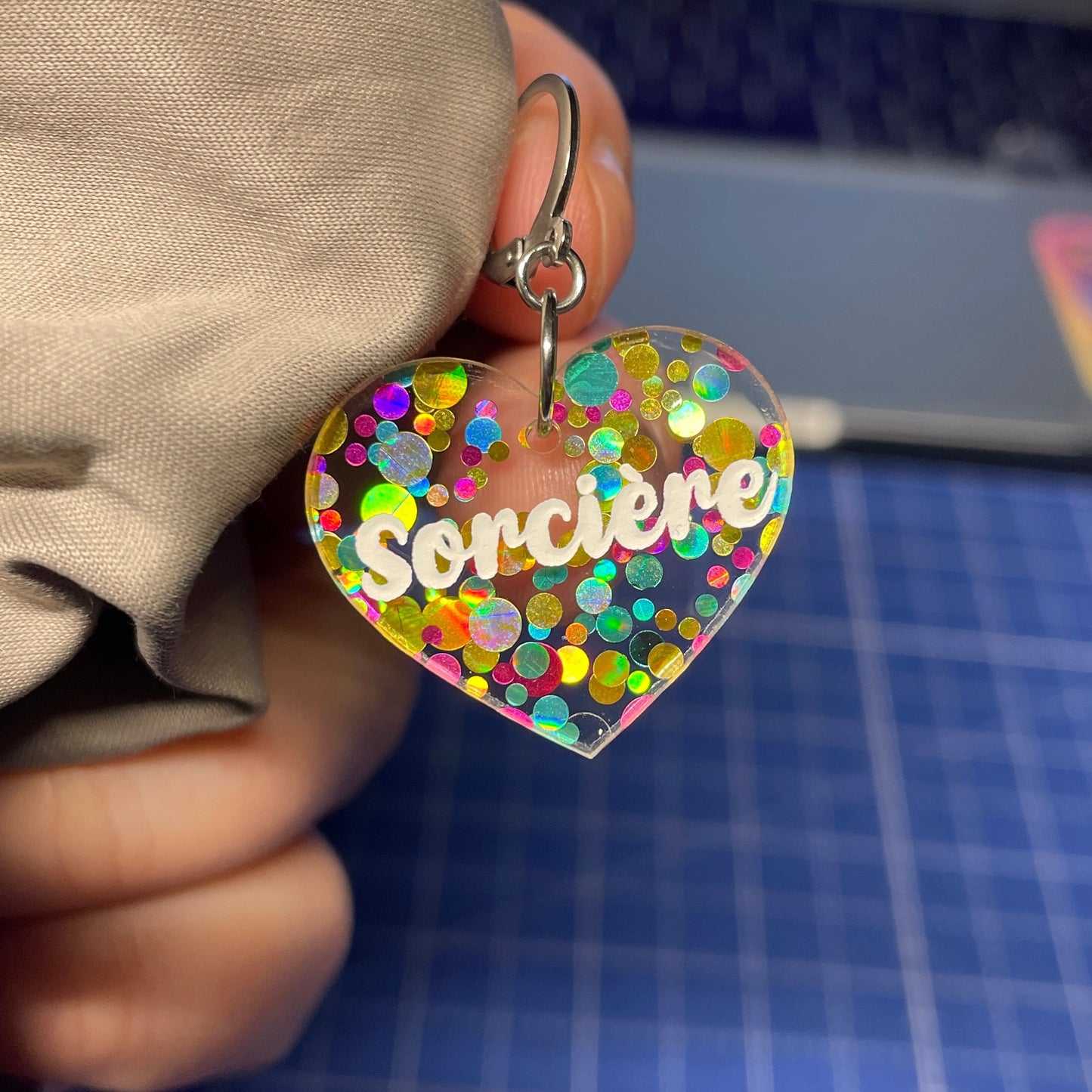 [A l'unité] Petites boucle d'oreille coeur pendante "Sorcière" en acrylique transparente avec des pois jaunes, bleus et roses