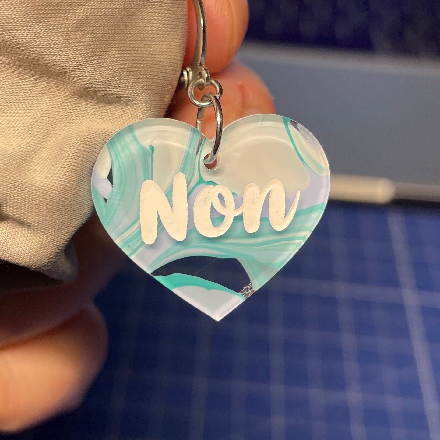 [A l'unité] Petites boucle d'oreille coeur pendante "Non" en acrylique semi transparente marbrée bleue et blanche