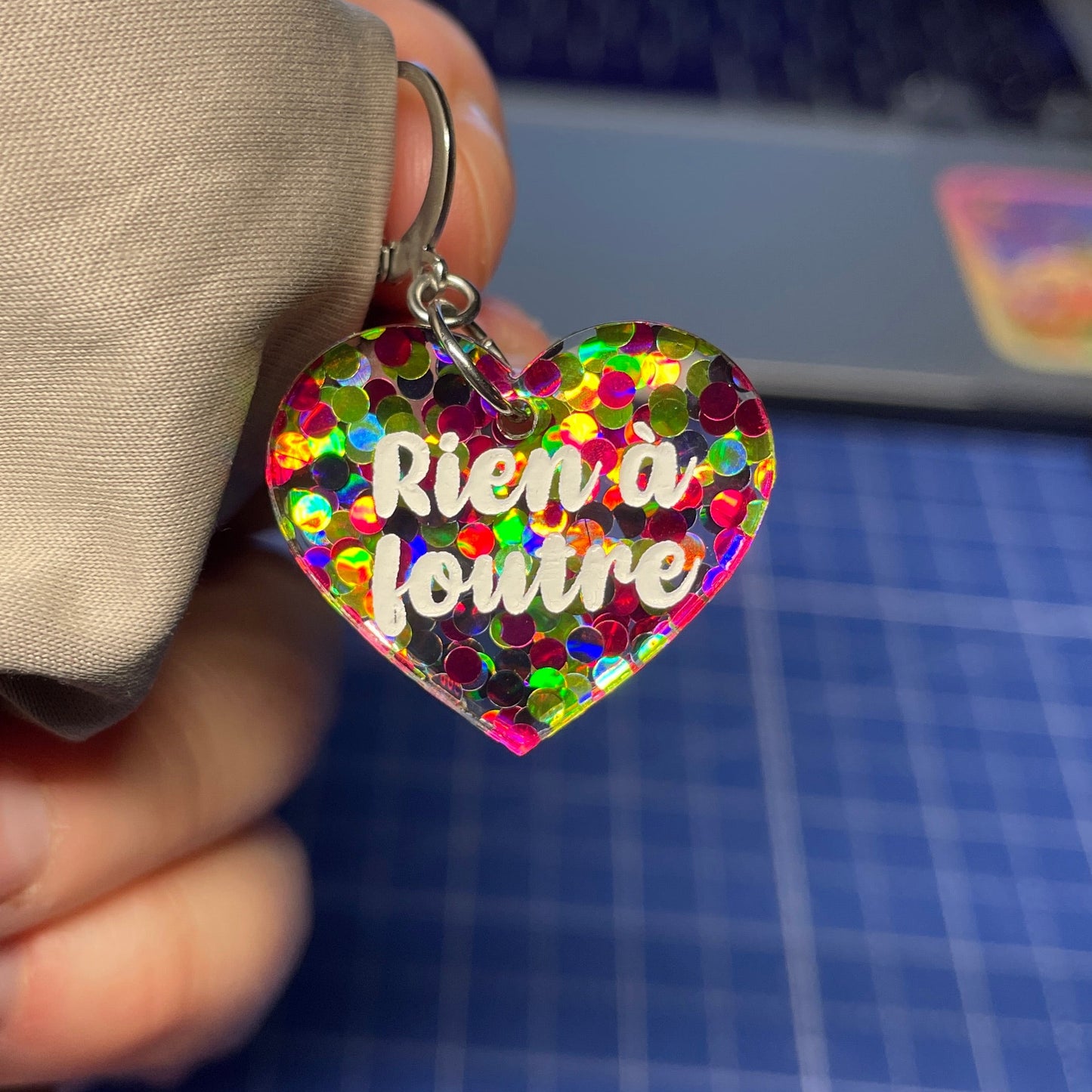 [A l'unité] Petites boucle d'oreille coeur pendante "Rien à foutre" en acrylique transparente avec des pois verts et roses