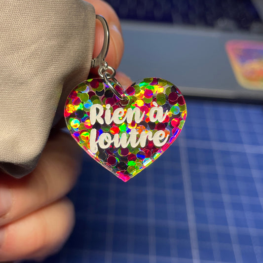 [A l'unité] Petites boucle d'oreille coeur pendante "Rien à foutre" en acrylique transparente avec des pois verts et roses