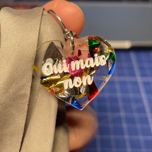 [A l'unité] Petites boucle d'oreille coeur pendante "Oui mais non" en acrylique japonaise transparente avec des confettis multicolores