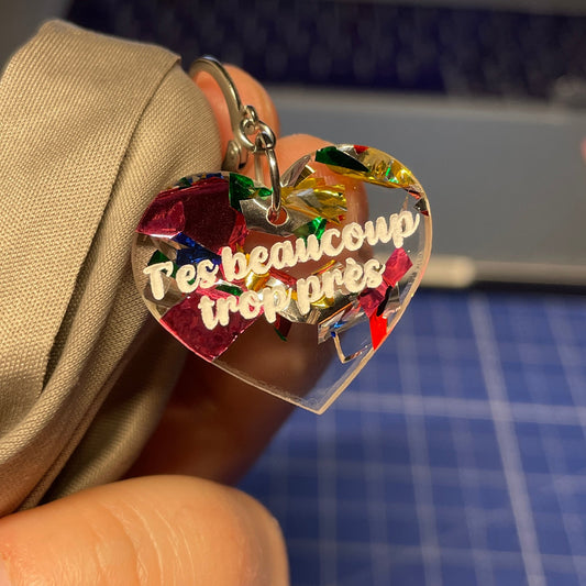 [A l'unité] Petites boucle d'oreille coeur pendante "T'es beaucoup trop près" en acrylique japonaise transparente avec des confettis multicolores