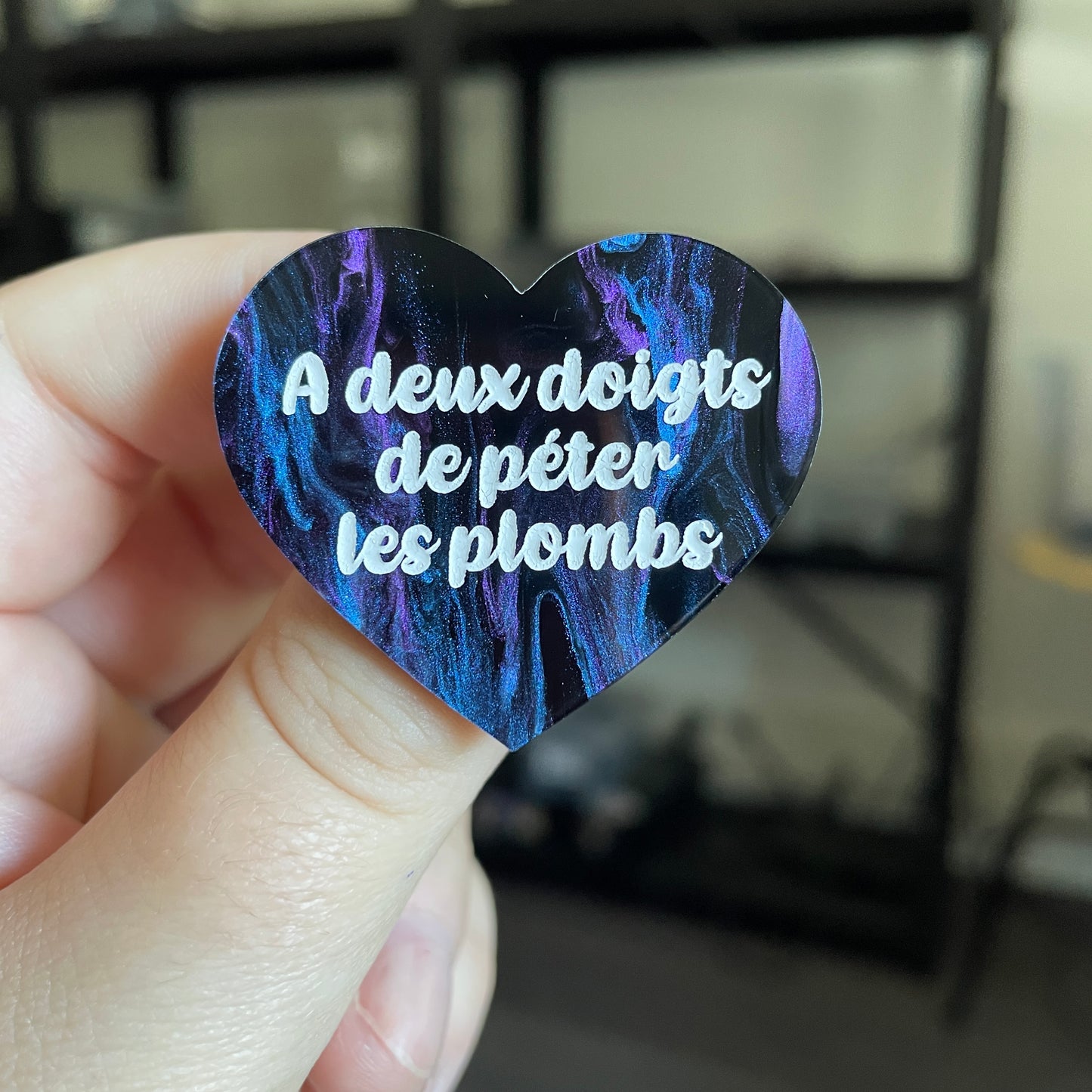 Broche "A deux doigts de péter les plombs" en acrylique marbrée bleue, noire et violette