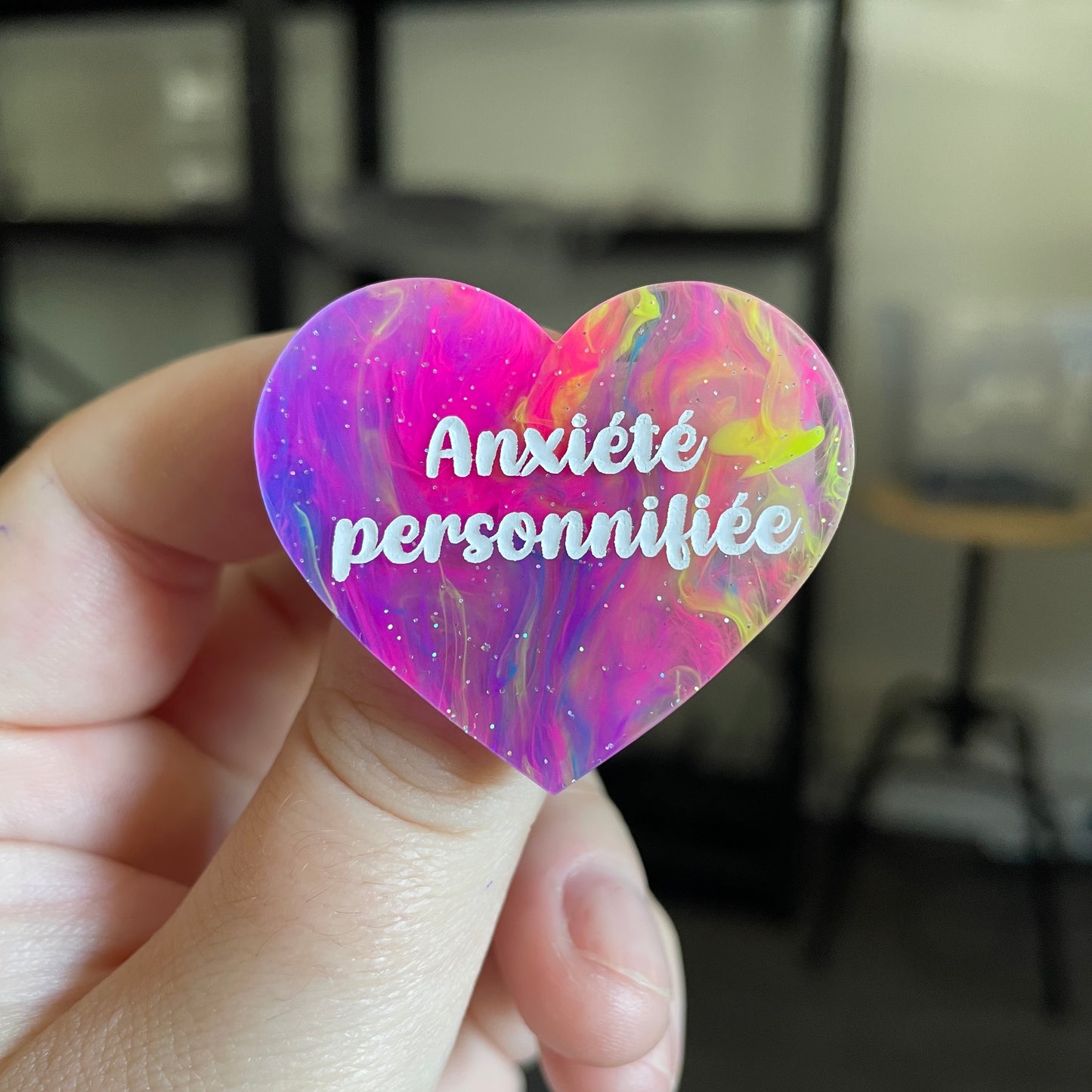Broche "Anxiété personnifiée" en acrylique semi transparente marbrée multicolore
