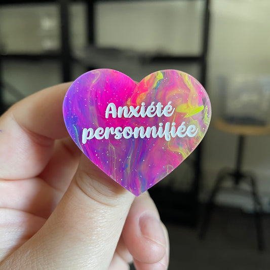 Broche "Anxiété personnifiée" en acrylique semi transparente marbrée multicolore