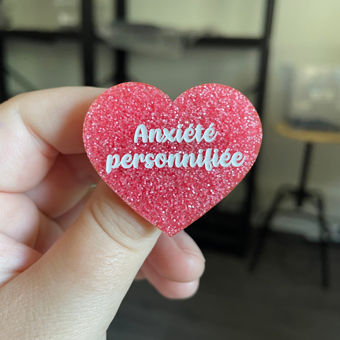 Broche "Anxiété personnifiée" en acrylique à paillettes roses