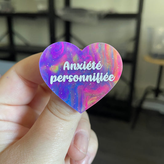 Broche "Anxiété personnifiée" en acrylique semi transparente marbrée multicolore