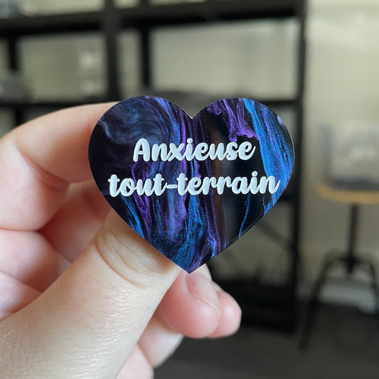 Broche "Anxieuse tout-terrain" en acrylique marbrée bleue, noire et violette