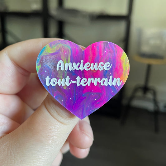 Broche "Anxieuse tout-terrain" en acrylique semi transparente marbrée multicolore