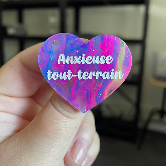 Broche "Anxieuse tout-terrain" en acrylique semi transparente marbrée multicolore