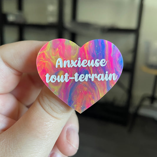 Broche "Anxieuse tout-terrain" en acrylique semi transparente marbrée multicolore