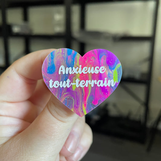 Broche "Anxieuse tout-terrain" en acrylique semi transparente marbrée multicolore