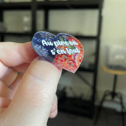 Broche "Au pire on s'en fout" en acrylique japonaise transparente avec du tissu