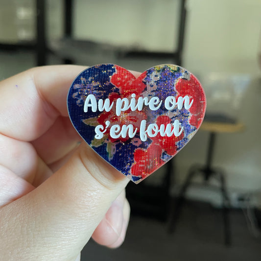 Broche "Au pire on s'en fout" en acrylique japonaise transparente avec du tissu