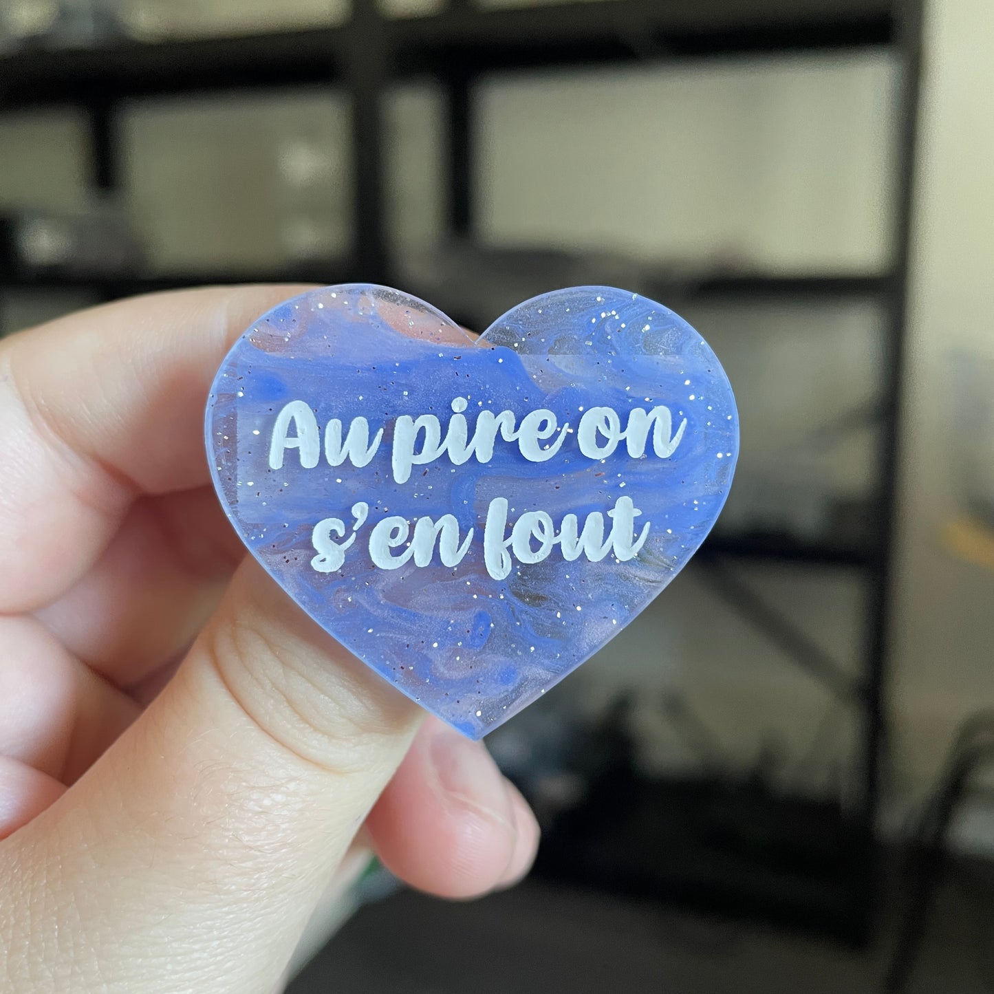 Broche "Au pire on s'en fout" en acrylique japonaise semi transparente bleue et beige
