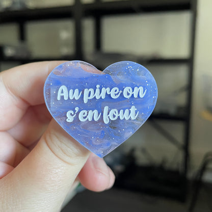 Broche "Au pire on s'en fout" en acrylique japonaise semi transparente bleue et beige