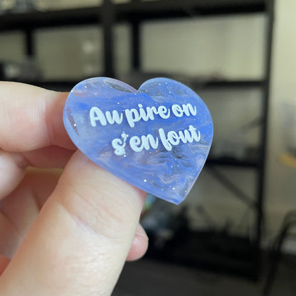 Broche "Au pire on s'en fout" en acrylique japonaise semi transparente bleue et beige