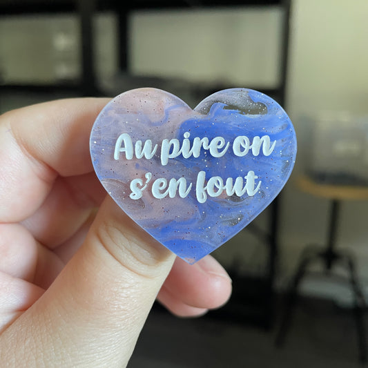 Broche "Au pire on s'en fout" en acrylique japonaise semi transparente bleue et beige