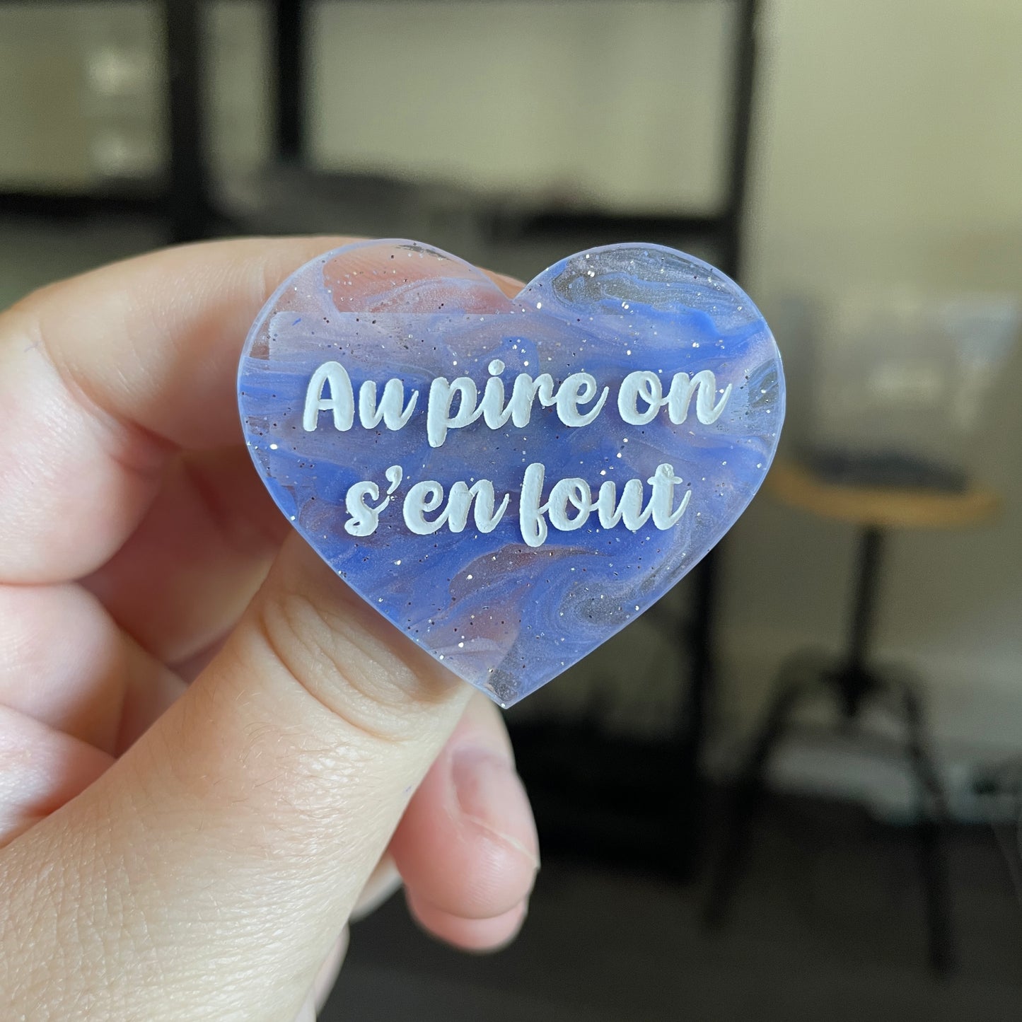 Broche "Au pire on s'en fout" en acrylique japonaise semi transparente bleue et beige