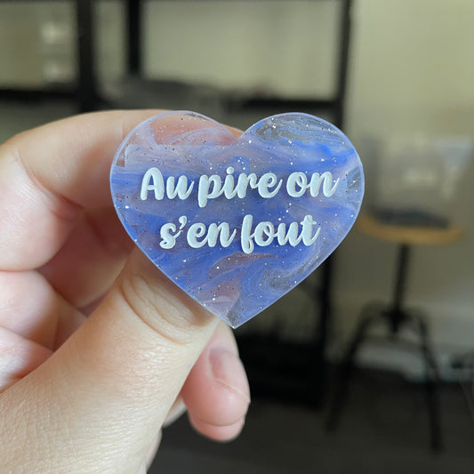 Broche "Au pire on s'en fout" en acrylique japonaise semi transparente bleue et beige