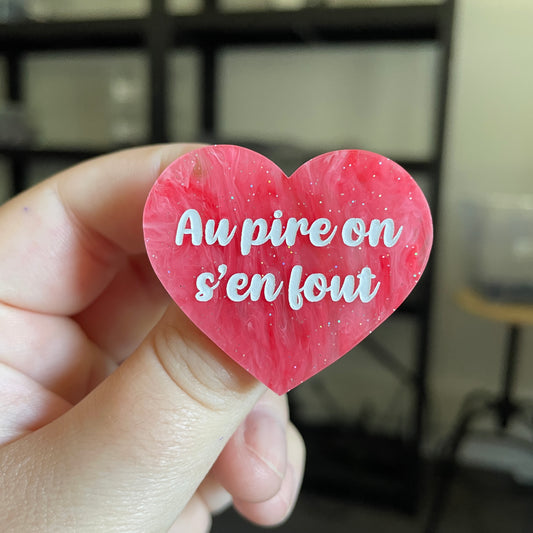 Broche "Au pire on s'en fout" en acrylique marbrée rose et blanche