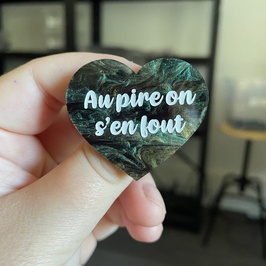 Broche "Au pire on s'en fout" en acrylique marbrée noire, verte et dorée
