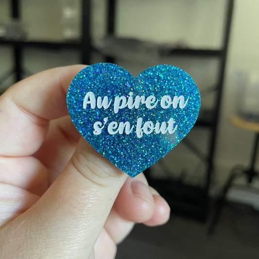 Broche "Au pire on s'en fout" en acrylique à paillettes bleues