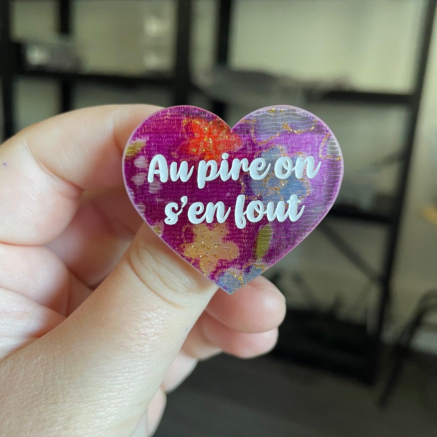 Broche "Au pire on s'en fout" en acrylique japonaise transparente avec du tissu